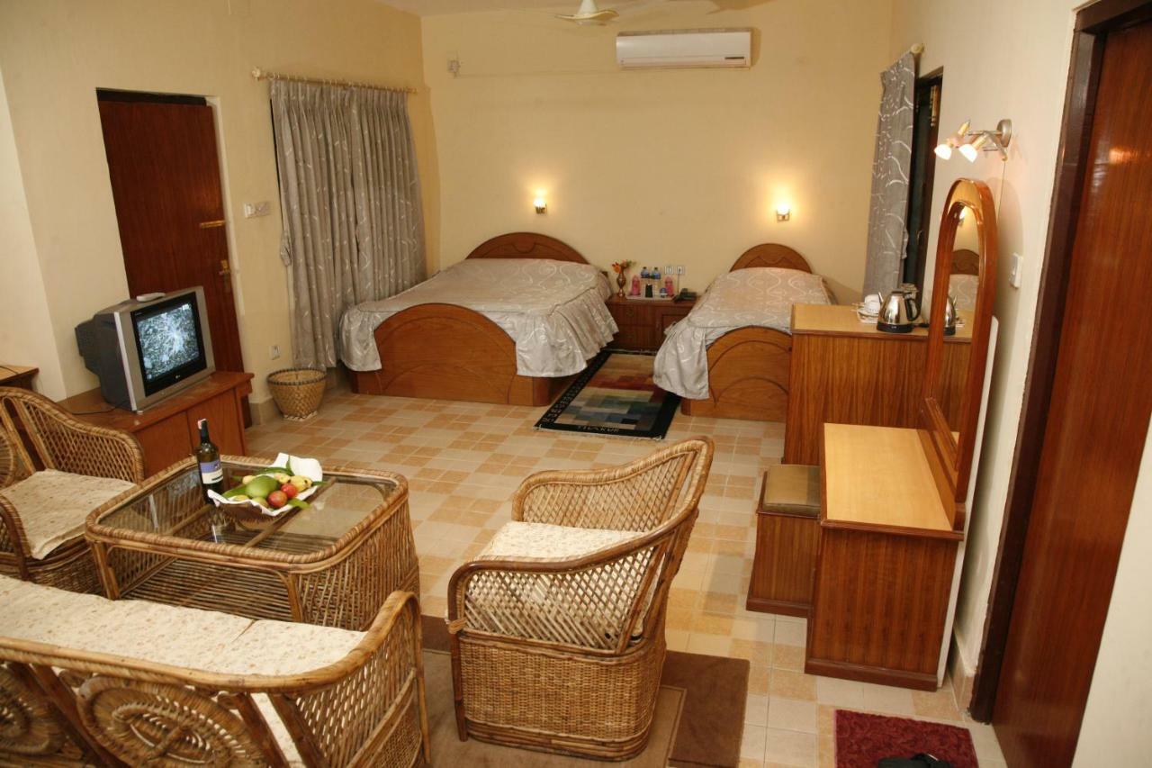Chitwan Paradise Hotel Sauraha Eksteriør billede