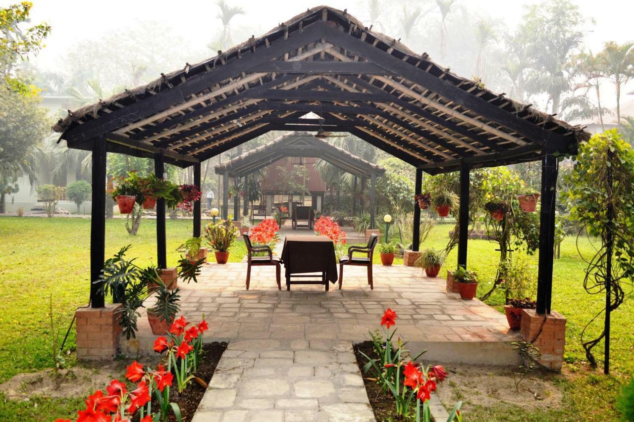 Chitwan Paradise Hotel Sauraha Eksteriør billede