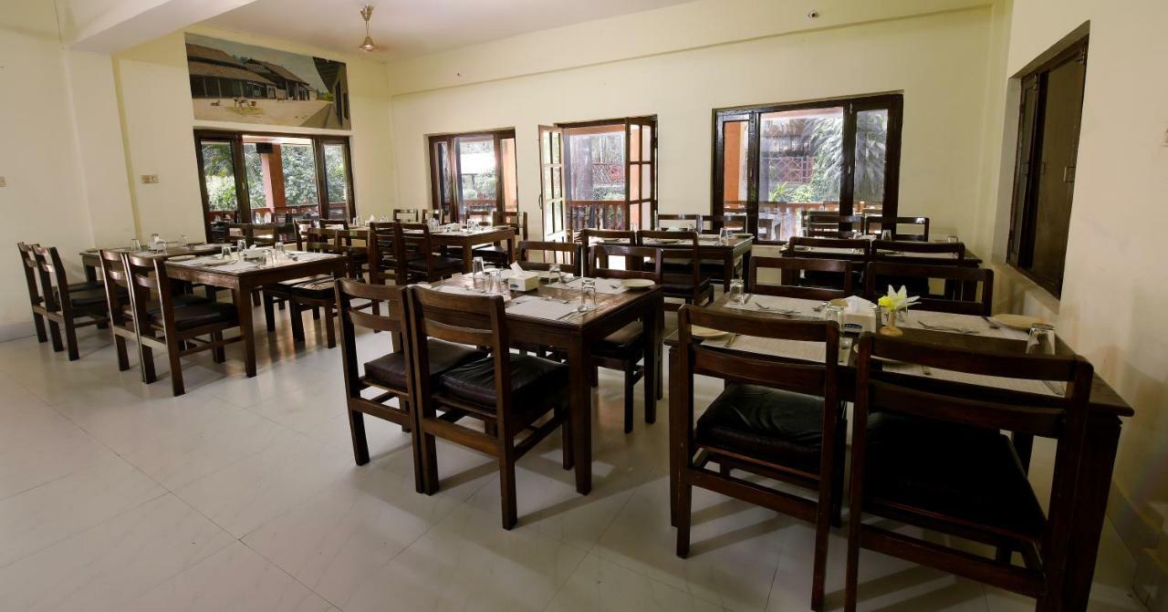 Chitwan Paradise Hotel Sauraha Eksteriør billede